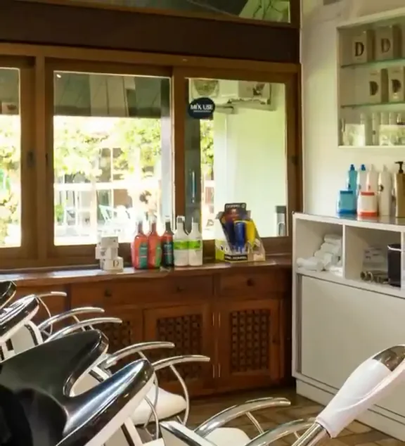Área de lavatório do Le Visage, com janelas para o jardim