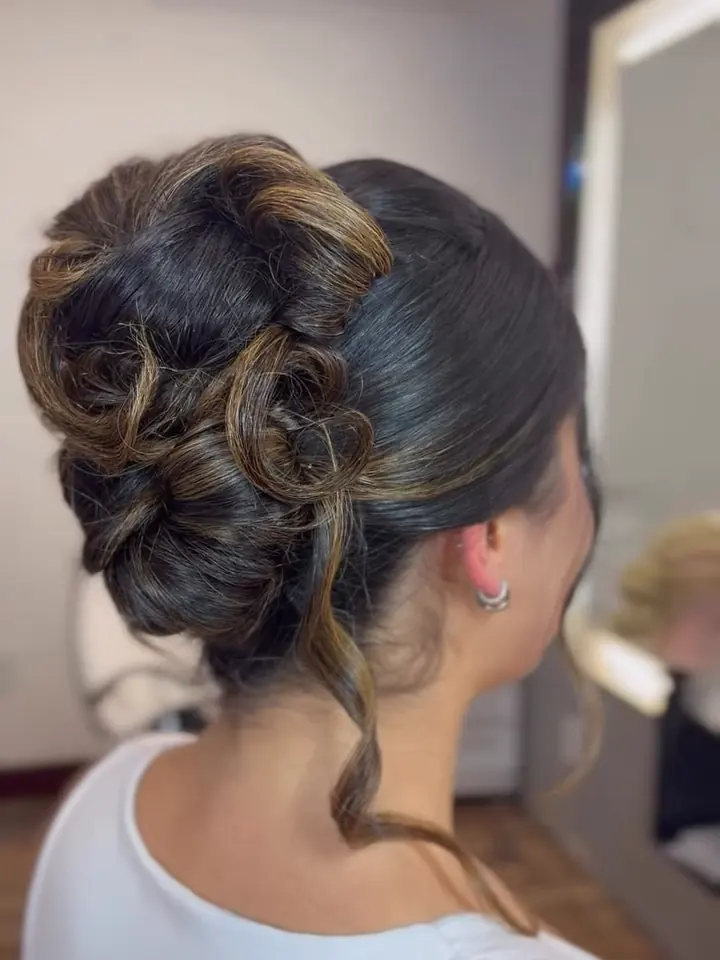 Penteado preso com cachos, visto de costas