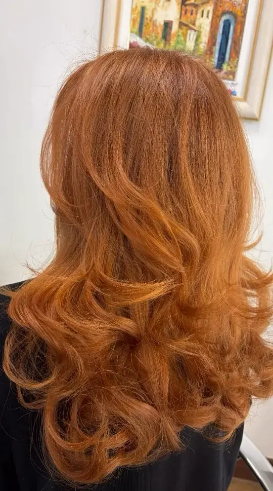 Cabelo ruivo com ondas, visto de costas